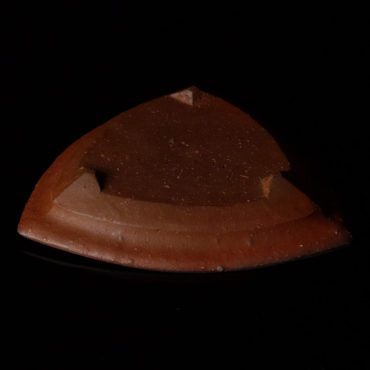 Bizen, trekantet tallerken - Manaka